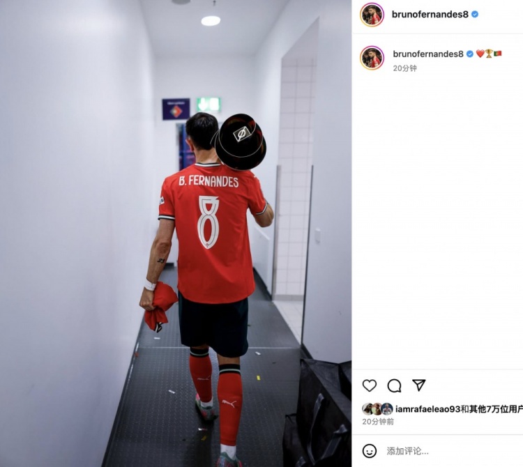 打滿全場+關(guān)鍵點球！B費(fèi)社媒曬肩扛獎杯照片：????????