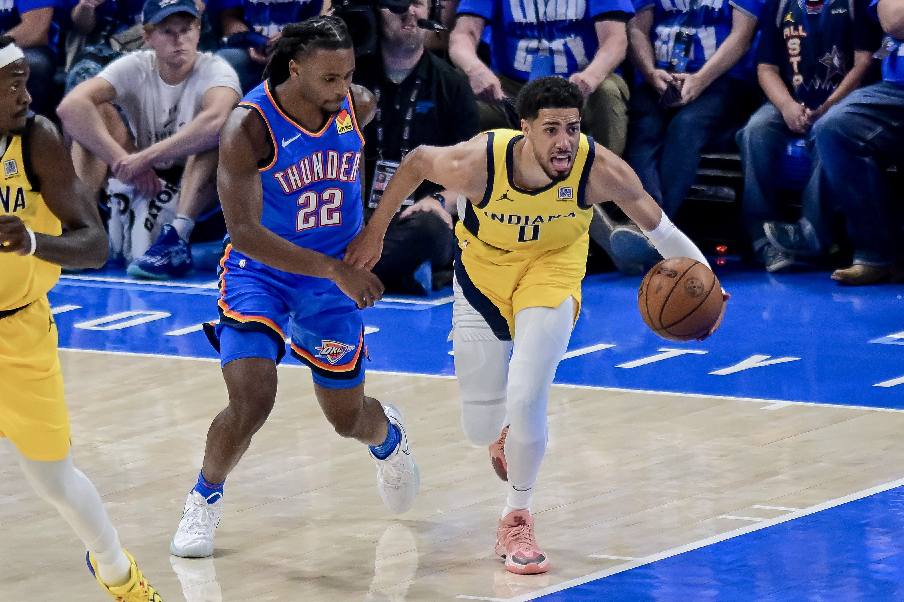 總決賽1-1??記者：哈利伯頓出席賽后發(fā)布會(huì) 走路明顯一瘸一拐的