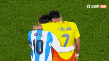 聊上了！下半場開始前，梅西和迪亞斯摟著進(jìn)場