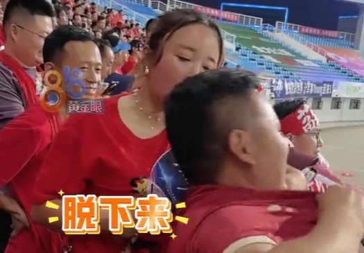 連云港扳平比分后男子興奮展示球衣，蘇州老婆怒喝“脫下來”