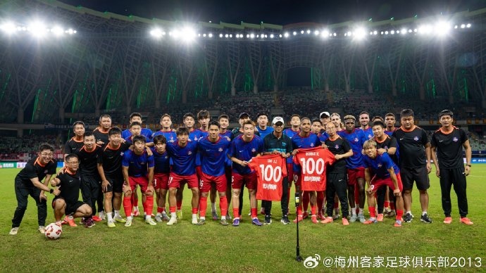 梅州客家球員廖均健、羅德里格 代表球隊(duì)出戰(zhàn)第100場(chǎng)正式比賽