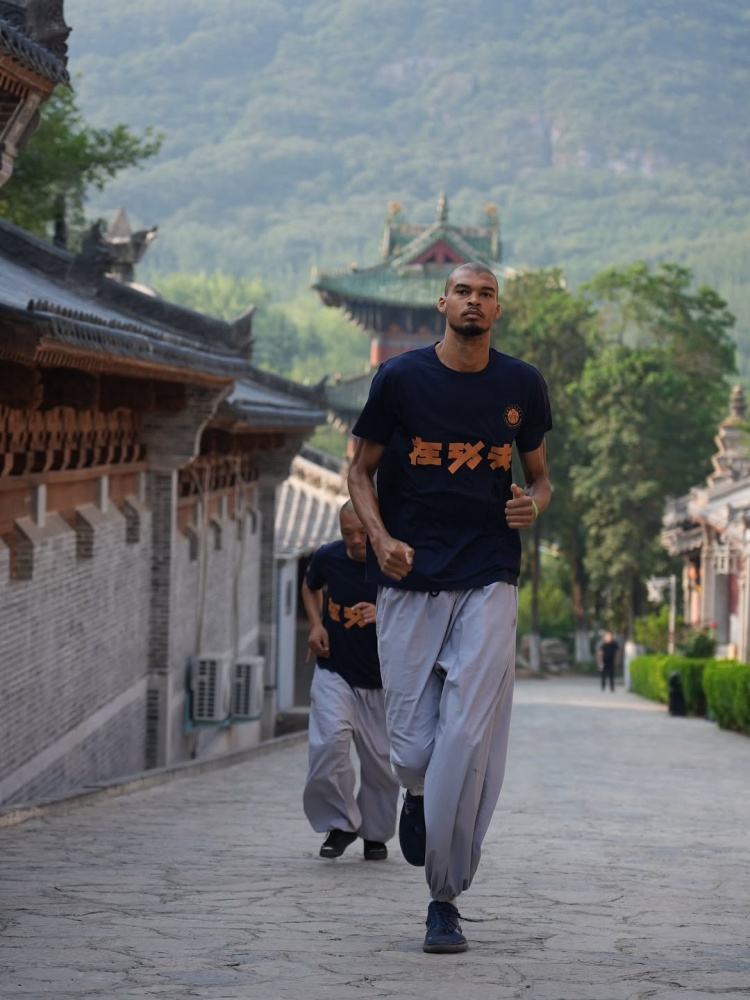 支線任務(wù)結(jié)束！馬刺曬組圖回顧文班夏天之旅：封面為少林寺之行