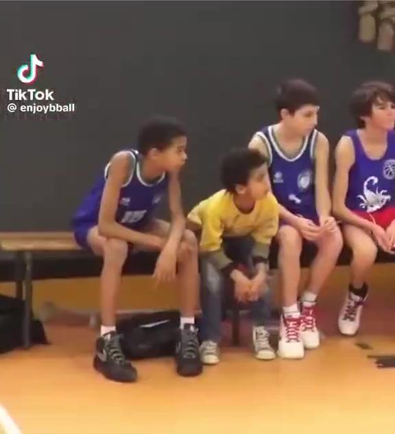 ??很喜歡生氣砸球??！小時候的文班亞馬是怎么打球的？