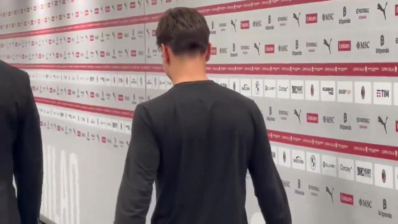 米蘭傷員亞沙里在圣西羅露面，回應(yīng)記者提問：挺好的，好多了