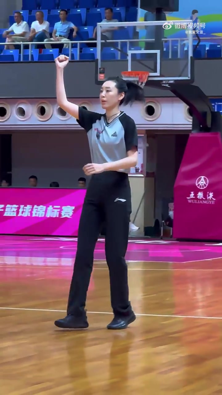 又美又颯！全國女籃錦標(biāo)賽的女裁判王陽成賽場上另一道靚麗的風(fēng)景