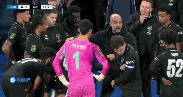 瓜迪奧拉場(chǎng)邊激情講解戰(zhàn)術(shù)，還拉住福登特意多叮囑兩句