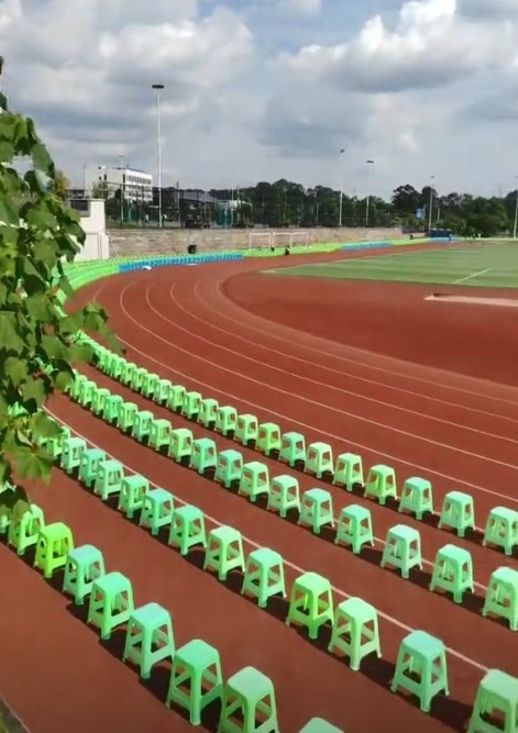 更近距離觀賽！川超內江主場跑道內擺放了塑料矮凳