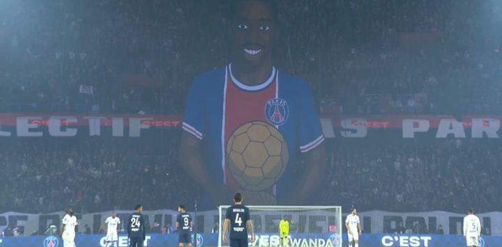 球迷展示巨型TIFO，慶祝登貝萊喜提金球獎(jiǎng)和恩里克獲頒克魯伊夫獎(jiǎng)
