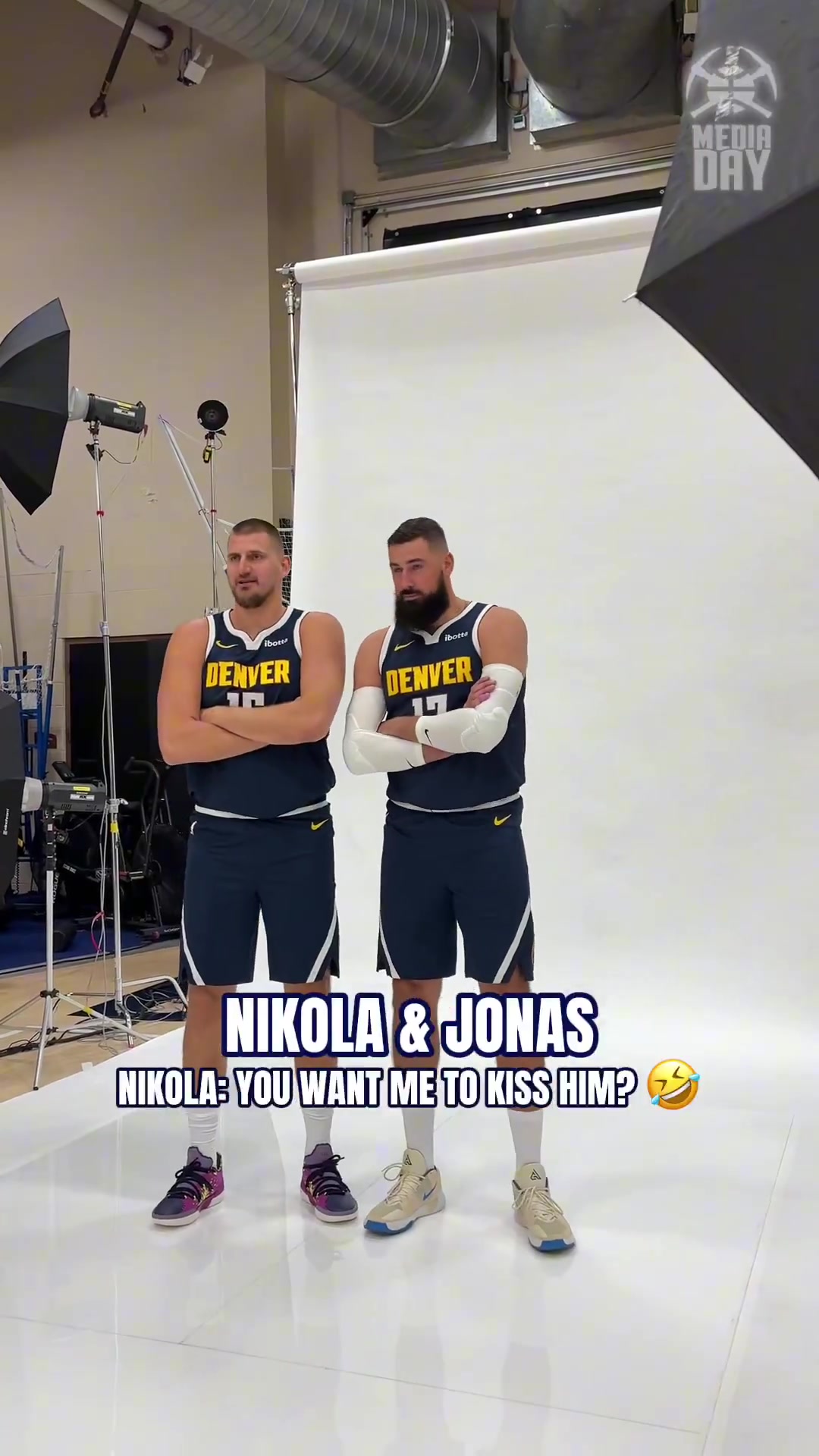 暗生情愫？約基奇靠著瓦蘭肩膀合照：要我親他嗎？然后嬌羞捂臉