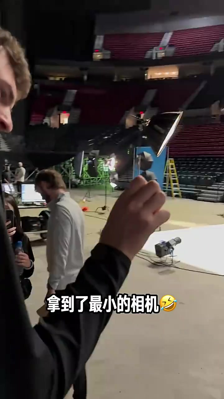 哈哈！新賽季媒體日克林根和楊瀚森拿著微型相機(jī)互拍