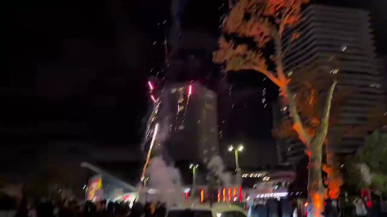 凌晨3點(diǎn)搞事??太陽報:加拉塔薩雷球迷在利物浦下榻酒店外放煙花