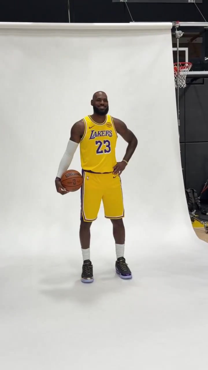 NBA官推曬詹姆斯拍攝定妝照：LBJ參加史無前例的第23個(gè)媒體日！