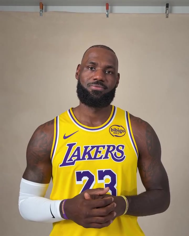 超過(guò)70名球員在你NBA首秀后出生？詹姆斯做搞怪表情難以置信