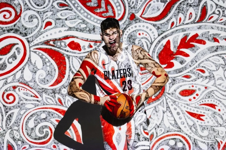 開拓者首發(fā)中鋒？克林根社媒曬顏色絢爛的定妝照：NBA第二年